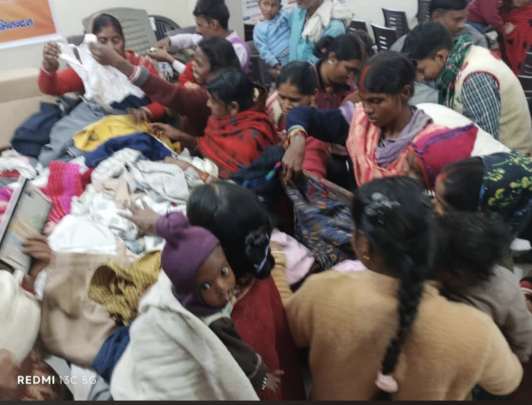 मरीजों के परिजनों के बीच पुराने कपड़ो का वितरण हर माह