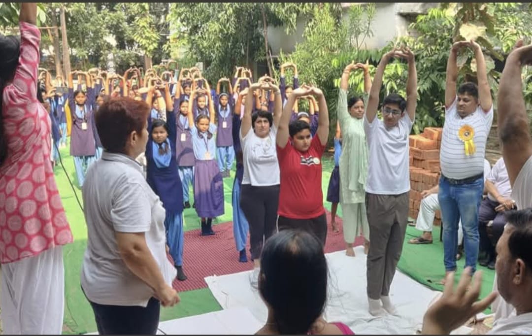 अंतरराष्ट्रीय योगा दिवस पर स्कूल में बच्चो को योगा का प्रशिक्षण
